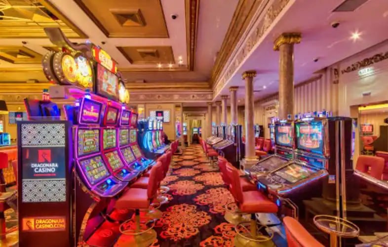 Layar permainan live roulette dengan chip taruhan